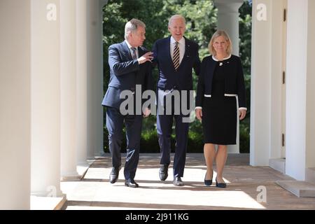 US-Präsident Joe Biden, die schwedische Premierministerin Magdalena Andersson und der finnische Präsident Sauli Niinistš halten am 19. Mai 2022 im Rosengarten des Weißen Hauses in Washington DC kurze Bemerkungen ab. Quelle: Oliver Contreras/Pool via CNP/MediaPunch Stockfoto