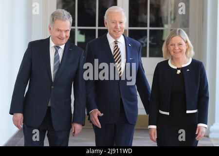 US-Präsident Joe Biden, Mitte, begrüßt am 19. Mai 2022 den finnischen Präsidenten Sauli Niinisto, Linke, und die schwedische Premierministerin Magdalena Andersson im Weißen Haus in Washington, DC. Quelle: Oliver Contreras/Pool via CNP/MediaPunch Stockfoto