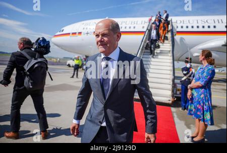Amsterdam, Niederlande. 19.. Mai 2022. Bundeskanzler Olaf Scholz (SPD, M) geht am Flughafen Amsterdam Schiphol auf den roten Teppich. In Den Haag trifft sich die Kanzlerin mit dem niederländischen Ministerpräsidenten. Quelle: Kay Nietfeld/dpa/Alamy Live News Stockfoto