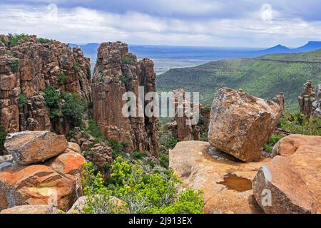 Dolerit-Säulen im Valley of Desolation im Camdeboo National Park in der Karoo in der Nähe der Stadt Graaff-Reinet, Ostkap, Südafrika Stockfoto