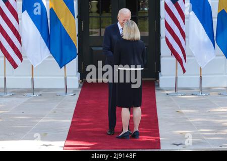 US-Präsident Joe Biden begrüßt am 19. Mai 2022 die schwedische Premierministerin Magdalena Andersson im Weißen Haus in Washington, DC. Quelle: Oliver Contreras/Pool via CNP/MediaPunch Stockfoto