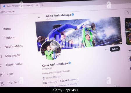 KONSKIE, POLEN - 18. Mai 2022: Kepa Arrizabalaga offizieller Twitter-Account auf dem Laptop-Bildschirm angezeigt Stockfoto