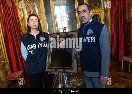 Turin, Italien. 19 Mai 2022. Das Gemälde "Portrait eines Gentleman in einer schwarzen Mütze" ("Ritratto di gentiluomo con berretto nero"), das Tizian (Tiziano Vecellio) zugeschrieben wird, wird von Mitgliedern der Carabinieri der Denkmalschutzeinheit von Turin während der Rückgabe an den italienischen Staat gehalten. Das Kunstwerk war von 2003 bis 2020 verschwunden und wurde von den Carabinieri der Abteilung zum Schutz des Kulturerbes von Turin gefunden, dessen Wert auf etwa 7 Millionen geschätzt wird. Kredit: Nicolò Campo/Alamy Live Nachrichten Stockfoto