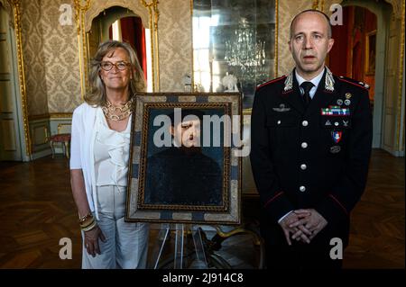 Turin, Italien. 19 Mai 2022. Das Gemälde "Portrait eines Gentleman in einer schwarzen Mütze" ("Ritratto di gentiluomo con berretto nero"), das Tizian (Tiziano Vecellio) zugeschrieben wird, ist neben Superintendent Luisa Papotti und General Roberto Riccardi während der Rückgabe an den italienischen Staat zu sehen. Das Kunstwerk war von 2003 bis 2020 verschwunden und wurde von den Carabinieri der Abteilung zum Schutz des Kulturerbes von Turin gefunden, dessen Wert auf etwa 7 Millionen geschätzt wird. Kredit: Nicolò Campo/Alamy Live Nachrichten Stockfoto