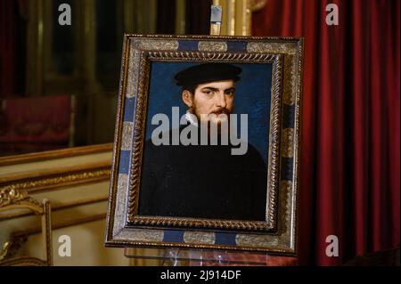 Turin, Italien. 19 Mai 2022. Das Gemälde "Portrait eines Gentleman in einer schwarzen Mütze" ("Ritratto di gentiluomo con berretto nero"), das Tizian (Tiziano Vecellio) zugeschrieben wird, ist während der Rückgabe an den italienischen Staat zu sehen. Das Kunstwerk war von 2003 bis 2020 verschwunden und wurde von den Carabinieri der Abteilung zum Schutz des Kulturerbes von Turin gefunden, dessen Wert auf etwa 7 Millionen geschätzt wird. Kredit: Nicolò Campo/Alamy Live Nachrichten Stockfoto