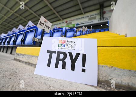 Rugby League Cares VERSUCHEN, KEIN VERSUCH Zeichen auf den Sitzen im Halliwell Jones Stadium, Heimstadion von Warrington Wolves in, am 5/19/2022. (Foto von Craig Thomas/News Images/Sipa USA) Quelle: SIPA USA/Alamy Live News Stockfoto
