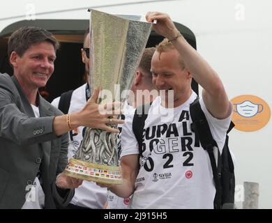 19. Mai 2022, Hessen, Frankfurt/Main: Europa League, nach Eintracht Frankfurts Finalsieg gegen die Glasgow Rangers in Sevilla. Der Frankfurter Cheftrainer Oliver Glasner und Sebastian Rode (r) feiern mit der Trophäe, als sie das Flugzeug am Frankfurter Flughafen verlassen. Foto: Thomas Frey/dpa Stockfoto