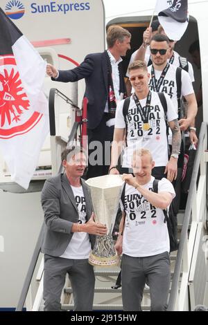 19. Mai 2022, Hessen, Frankfurt/Main: Europa League, nach Eintracht Frankfurts Finalsieg gegen die Glasgow Rangers in Sevilla. Der Frankfurter Cheftrainer Oliver Glasner und Sebastian Rode (r) feiern mit der Trophäe, als sie das Flugzeug am Frankfurter Flughafen verlassen. Foto: Thomas Frey/dpa Stockfoto