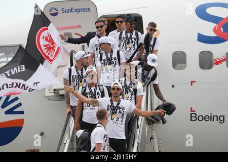 19. Mai 2022, Hessen, Frankfurt/Main: Europa League, nach dem Finalsieg der Eintracht Frankfurt gegen die Glasgow Rangers in Sevilla. Eintracht die Frankfurter Spieler verlassen das Flugzeug am Frankfurter Flughafen. Foto: Thomas Frey/dpa Stockfoto