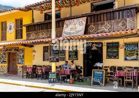 Ein farbenfrohes Restaurant in der Stadt Ollantaytambo, dem Heiligen Tal, Cusco Region, Peru. Stockfoto