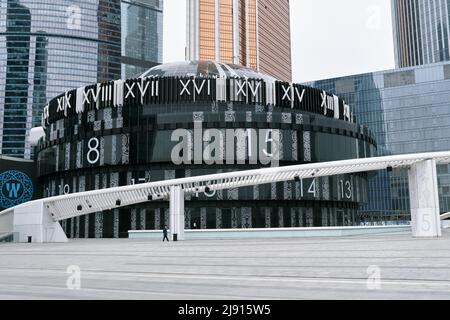 Moskau City Business Center, Blick auf einen modernen Konzertsaal in Form einer Uhr auf dem Stadtplatz gebaut, Wahrzeichen: Moskau, Russland - 11. Mai 2022 Stockfoto