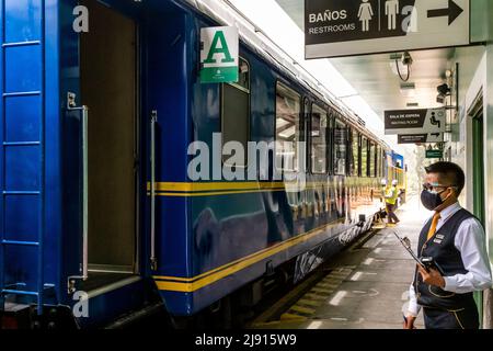 Ein Perurail Vistadome Zug am Bahnhof Ollantaytambo, Ollantaytambo, Cusco Region, Peru. Stockfoto