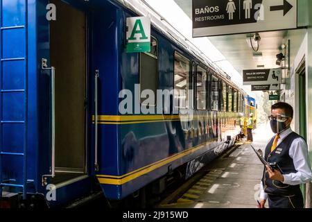 Ein Perurail Vistadome Zug am Bahnhof Ollantaytambo, Ollantaytambo, Cusco Region, Peru. Stockfoto