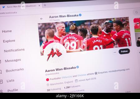 KONSKIE, POLEN - 18. Mai 2022: Aaron Wan-Bissaka offizieller Twitter-Account auf dem Laptop-Bildschirm angezeigt Stockfoto