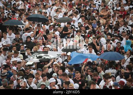 19. Mai 2022, Hessen, Frankfurt/Main: Europa League, nach dem Finalsieg der Eintracht Frankfurt gegen die Glasgow Rangers in Sevilla. Fans schützen sich vor dem Regen am Frankfurter Römer. Foto: Sebastian Gollnow/dpa Stockfoto
