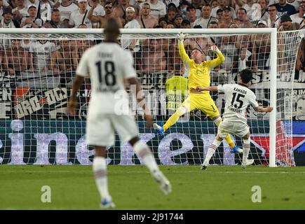 Rangers-Torwart Allan McGregor schließt Eintracht Frankfurts Daichi Kamada (rechts) während des UEFA Europa League Finales im Estadio Ramon Sanchez-Pizjuan, Sevilla. Bilddatum: Mittwoch, 18. Mai 2022. Stockfoto