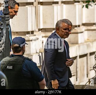 London, Großbritannien. 19.. Mai 2022. Alok Sharma (links) trifft sich mit Kolumbiens Präsident Ivan Duque rechts) in Downing Street, um über Klimafinanzierung zu sprechen Kredit: Ian Davidson/Alamy Live News Stockfoto