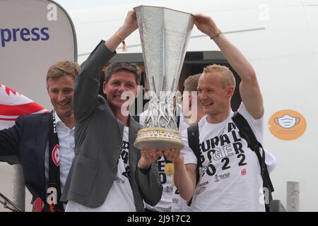 19. Mai 2022, Hessen, Frankfurt/Main: Europa League, nach Eintracht Frankfurts Finalsieg gegen die Glasgow Rangers in Sevilla. Der Frankfurter Cheftrainer Oliver Glasner und Sebastian Rode (r) feiern mit der Trophäe, als sie das Flugzeug am Frankfurter Flughafen verlassen. Foto: Thomas Frey/dpa Stockfoto