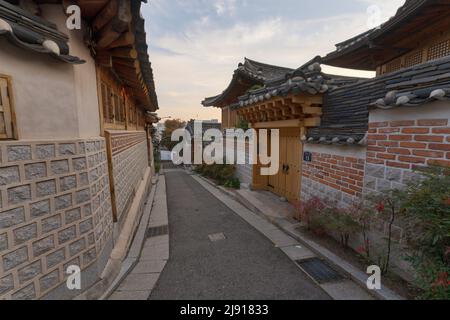 Bukchon Asian Cultural Art Skyline von Seoul, Südkorea, aufgenommen im November 2021, nachbearbeitet unter Verwendung von Belichtungsreihenverhüllungen Stockfoto