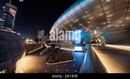 Dongdaemun Design Plaza in Seoul, Südkorea, aufgenommen im November 2021, nachbearbeitet unter Verwendung von Belichtungsreihenvermessung Stockfoto