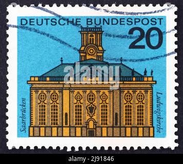 DEUTSCHLAND - UM 1965: Eine in Deutschland gedruckte Briefmarke zeigt Ludwigs Kirche, Saarbrücken, um 1965 Stockfoto