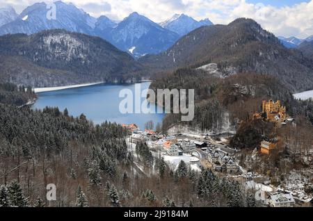 Panoramablick auf den Alpsee mit Schloss Hohenschwangau. Bayern, Deutschland, Europa. Stockfoto