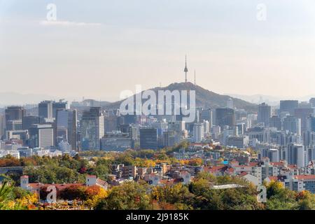 Skyline von Seoul, Südkorea, aufgenommen im November 2021, nachbearbeitet mit Belichtungsreihe Stockfoto