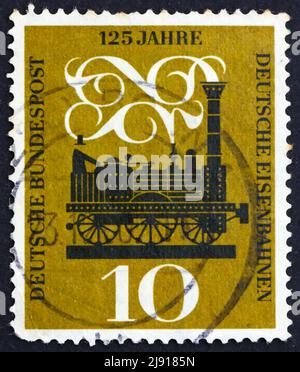 DEUTSCHLAND - UM 1960: Eine in Deutschland gedruckte Marke zeigt Dampflokomotive, 125. Jahre Deutsche Eisenbahnen, um 1960 Stockfoto