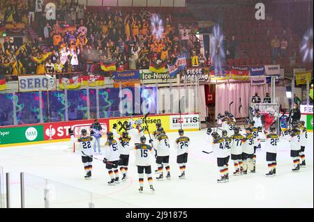 Team DEB feiert den Sieg nach dem Spiel DEUTSCHLAND - DÄNEMARK der IIHF EISHOCKEY WELTMEISTERSCHAFT Gruppe B in Helsinki, Finnland, 19. Mai 2022, Saison 2021/2022 © Peter Schatz / Alamy Live News Stockfoto