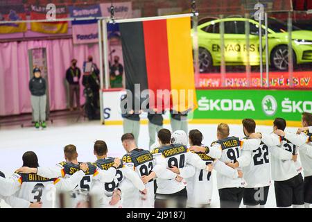 Team DEB feiert den Sieg nach dem Spiel DEUTSCHLAND - DÄNEMARK der IIHF EISHOCKEY WELTMEISTERSCHAFT Gruppe B in Helsinki, Finnland, 19. Mai 2022, Saison 2021/2022 © Peter Schatz / Alamy Live News Stockfoto