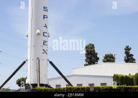 Nahaufnahme des Falcon-9-Symbols auf dem historischen geflogenen und geborgenen Raketenverstärker, einer permanenten vertikalen Anzeige im SpaceX-Hauptquartier in Hawthorne... Stockfoto