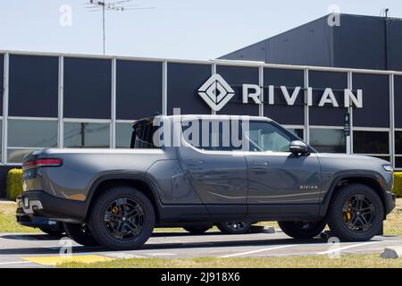 Am 1. Mai 2022 wird in einem Rivian Service Center in South San Francisco, Kalifornien, ein neuer Rivian R1T Truck gesehen. Stockfoto