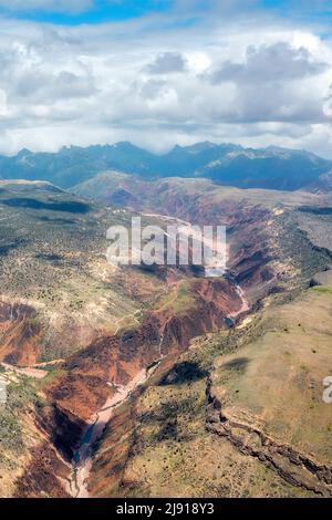 Diksam Canyon Luftaufnahme auf Socotra, Jemen, aufgenommen im November 2021, nachbearbeitet mit Belichtungsreihe Stockfoto