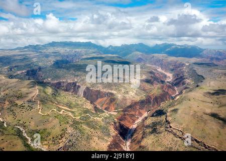 Diksam Canyon Luftaufnahme auf Socotra, Jemen, aufgenommen im November 2021, nachbearbeitet mit Belichtungsreihe Stockfoto