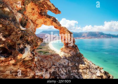 Felsbogen mit Blick auf den Ozean im westlichen Socotra, Jemen, aufgenommen im November 2021, nachbearbeitet mit Belichtungsreihenanstelung Stockfoto