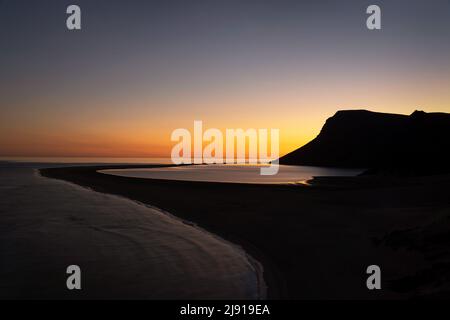 Sonnenuntergang über der Detwah Lagune in Socotra, Jemen, aufgenommen im November 2021, nachbearbeitet mit Belichtungsreihe Stockfoto