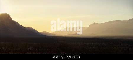 Sonnenuntergang über der Detwah Lagune in Socotra, Jemen, aufgenommen im November 2021, nachbearbeitet mit Belichtungsreihe Stockfoto