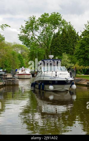 Vergnügungsboote, die durch Hurley Lock auf der Themse fahren Stockfoto