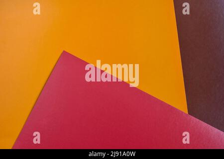 Geometrisches abstraktes Muster aus farbigen Papierblättern. Rot, orange, braun. Draufsicht. Nahaufnahme. Selektiver Fokus. Speicherplatz kopieren. Stockfoto