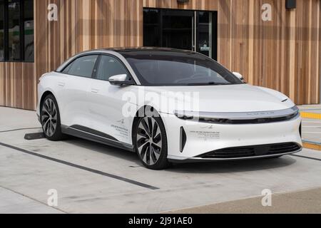 Das Elektroauto Lucid Air wird am Donnerstag, den 5. Mai 2022, in einem Lucid Showroom in Millbrae, Kalifornien, ausgestellt. Stockfoto