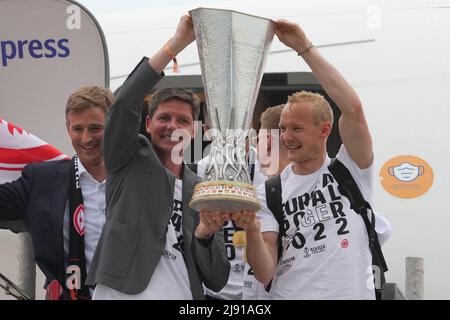 19. Mai 2022, Hessen, Frankfurt/Main: Europa League, nach Eintracht Frankfurts Finalsieg gegen die Glasgow Rangers in Sevilla. Der Frankfurter Cheftrainer Oliver Glasner und Sebastian Rode (r) feiern mit der Trophäe, als sie das Flugzeug am Frankfurter Flughafen verlassen. Foto: Thomas Frey/dpa Stockfoto