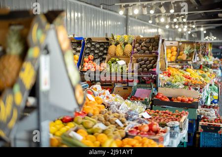 Obst auf der Theke des Marktes Stockfoto