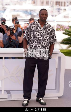 Cannes, Frankreich. 19.. Mai 2022. Omar Sy nimmt am 19. Mai 2022 an dem Fotoaufruf für „Tirailleurs“ („Vater und Soldat“) während der Filmfestspiele von Cannes, Frankreich, Teil. (Foto von Jaak Moineau/ImageSpace/Sipa USA) Quelle: SIPA USA/Alamy Live News Stockfoto