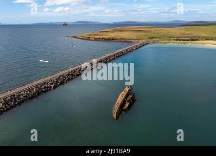 Luftaufnahme von Churchill Barrier No. 3 und „Blockschiff“ teilweise unter Wasser. Die Barriere verbindet Schlimps Holm und Burray, Orkney Islands, Schottland Stockfoto