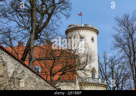 Der Turm des Schlosses Cesis, Lettland. Der Turm des Herrenhauses Lademaher ist mit Bogenarkaden geschmückt und die Öffnungen sind die erste der Exa Stockfoto