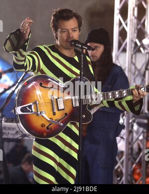 19. Mai 2022, New York, New York, USA: Sänger / Musiker HARRY STILE führt im Regen auf der â €˜todayâ €™ Show am Rockefeller Plaza. (Bild: © Nancy Kaserman/ZUMA Press Wire) Stockfoto