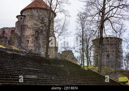 Ruinen und breite Steintreppen der mittelalterlichen Burg in Cesis, Lettland Stockfoto