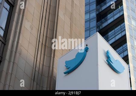 Das Twitter-Logo ist am Hauptsitz in San Francisco, Kalifornien, in der Abenddämmerung am Sonntag, den 1. Mai, zu sehen. 2022. Stockfoto