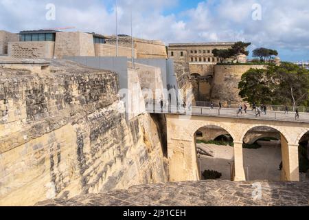 Brücke und Stadttor, Valletta, Malta Stockfoto