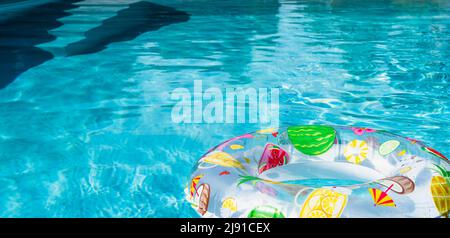 Sommerschwimmbad-Konzept mit Schwimmring im Pool. Stockfoto